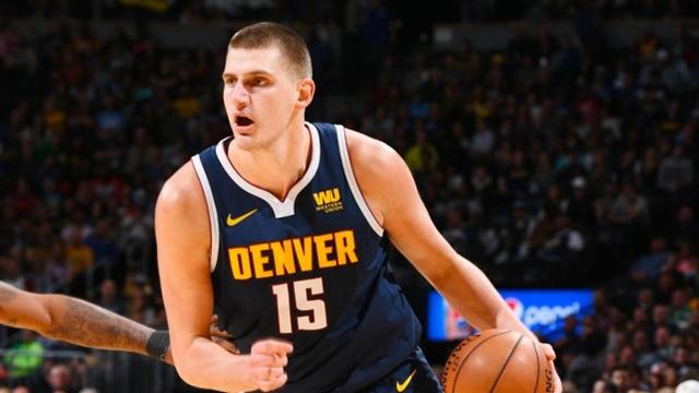 轻松横扫！石宇奇2-0战胜对手 晋级中羽男单八强